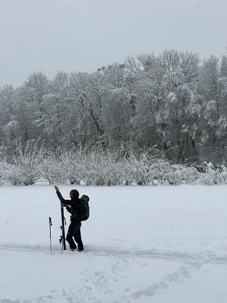 市中心的河邊公園變成滑雪道了