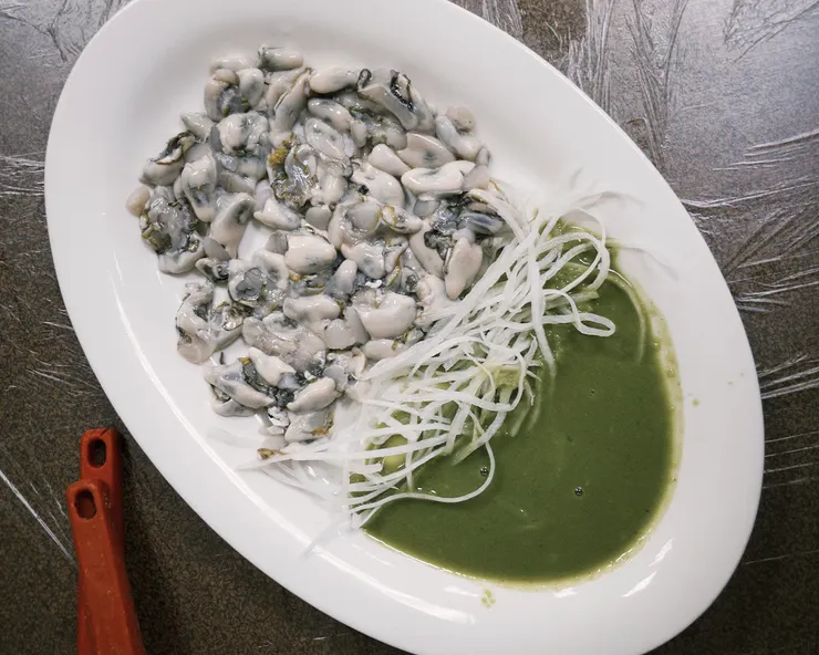 一大盤的生鮮蚵，這個哇沙米豪邁到以為是青醬。