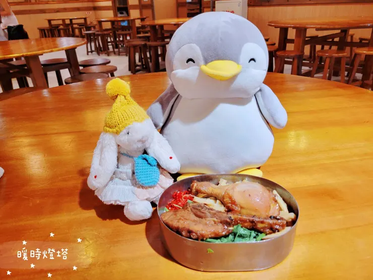 巧巧(左)與本丸(右)於奮起湖大飯店享用便當