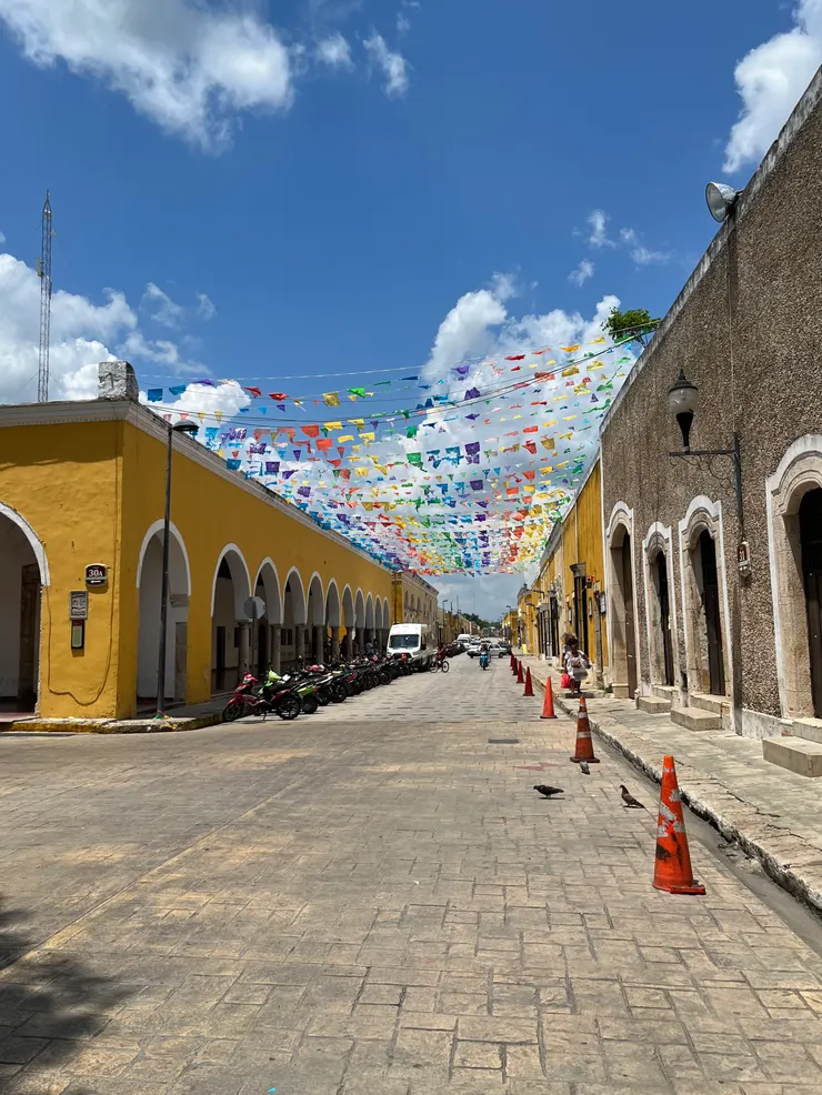 Izmal的黃色街道