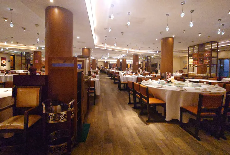 占地寬廣的二層樓餐廳