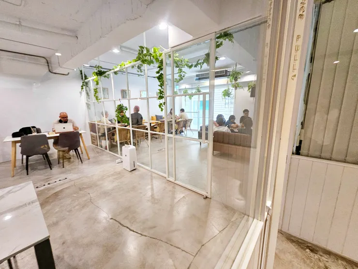 ●雙人桌/4人長桌/8人沙發桌~是上面沒有拍到的區域，一樣桌跟桌有距離，談事情很方便