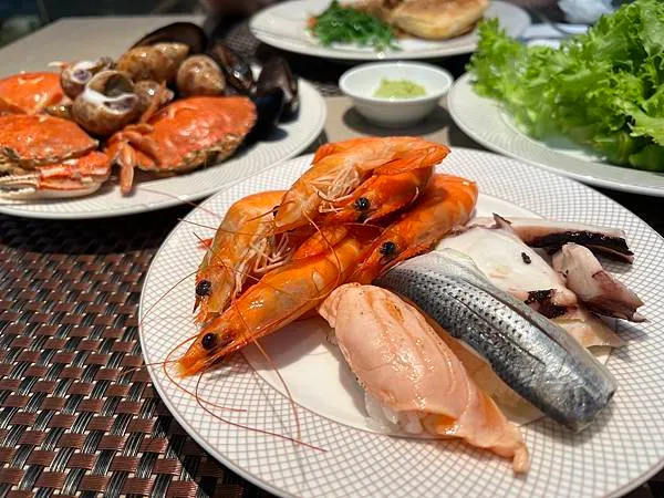 台北市大安區美食，遠東CAFÉ下午茶吃到飽，大啖牛排、螃蟹、