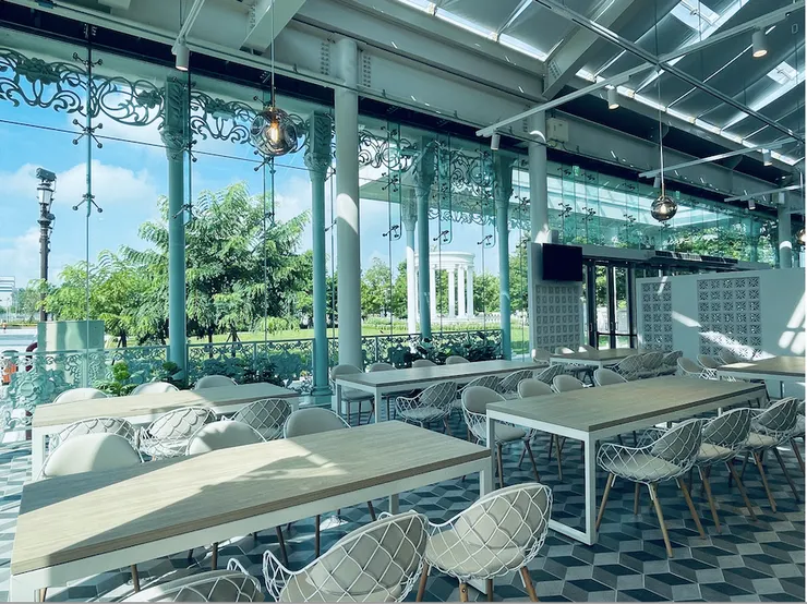 內部座位寬敞，可透過落地窗欣賞園區內美景。