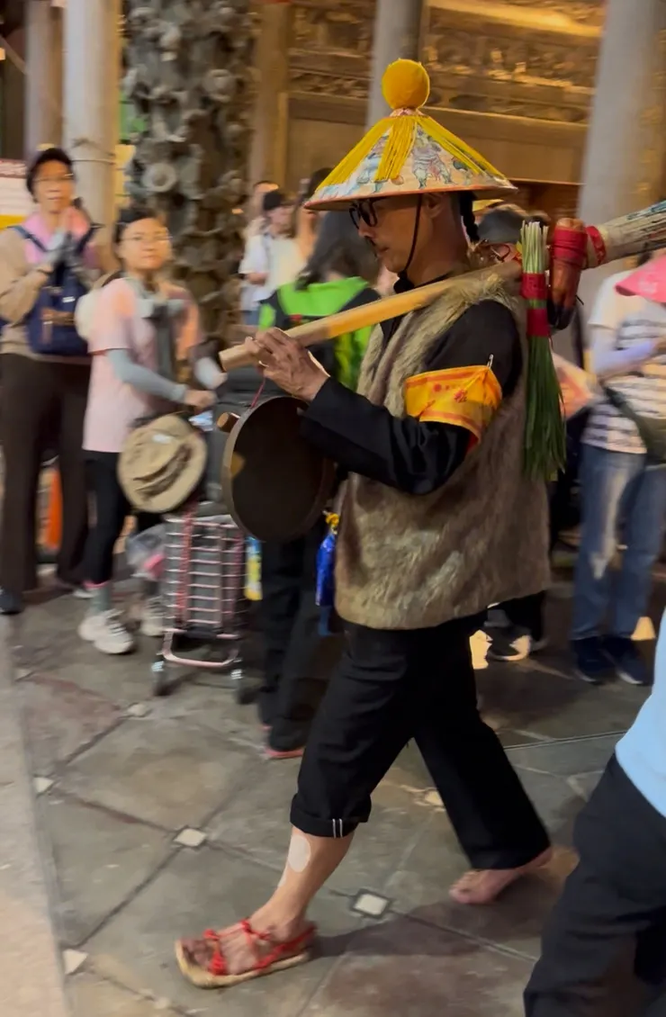 報馬仔身上處處充滿含義，身上的紅線更化為重要的因緣線