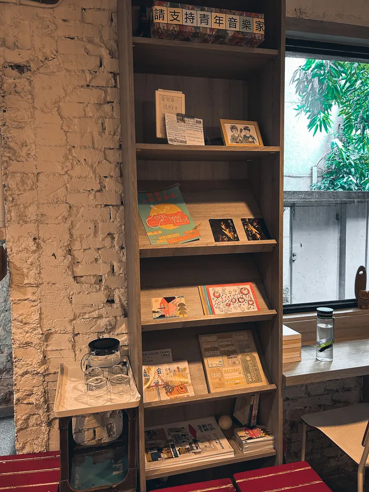 咖啡館內,周邊的書架上擺滿了各種小物