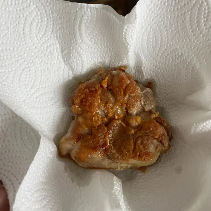 這是肉面，兩面都煎得脆脆的。如果上面再壓個東西，除了脆之外，整塊雞也會相對平坦