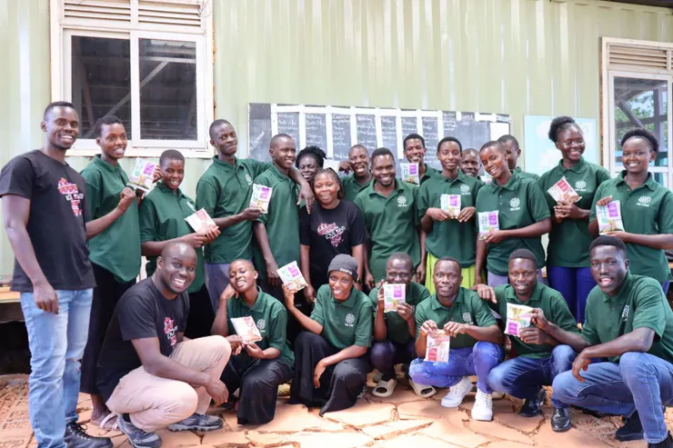 圖說：愛女孩志工確保每位居民都能領到足量的「好控麵」，讓台灣的健康與溫暖，實質傳遞到烏干達的家庭。（資料來源：日日好食）