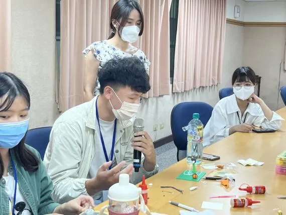 曉柔心理師引導同學創作夢想護法