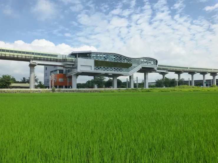 圖示：看起來像在稻田中間的台中捷運九張犁站。圖片來源為張居隱：https://www.shutterstock.com/zh/image-photo/2543207163