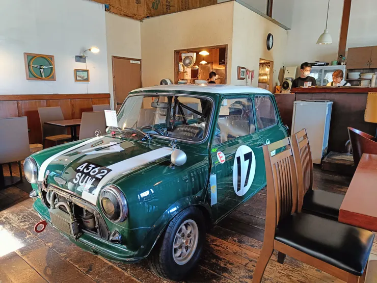 店裡最顯目的就屬這台綠色mini Cooper