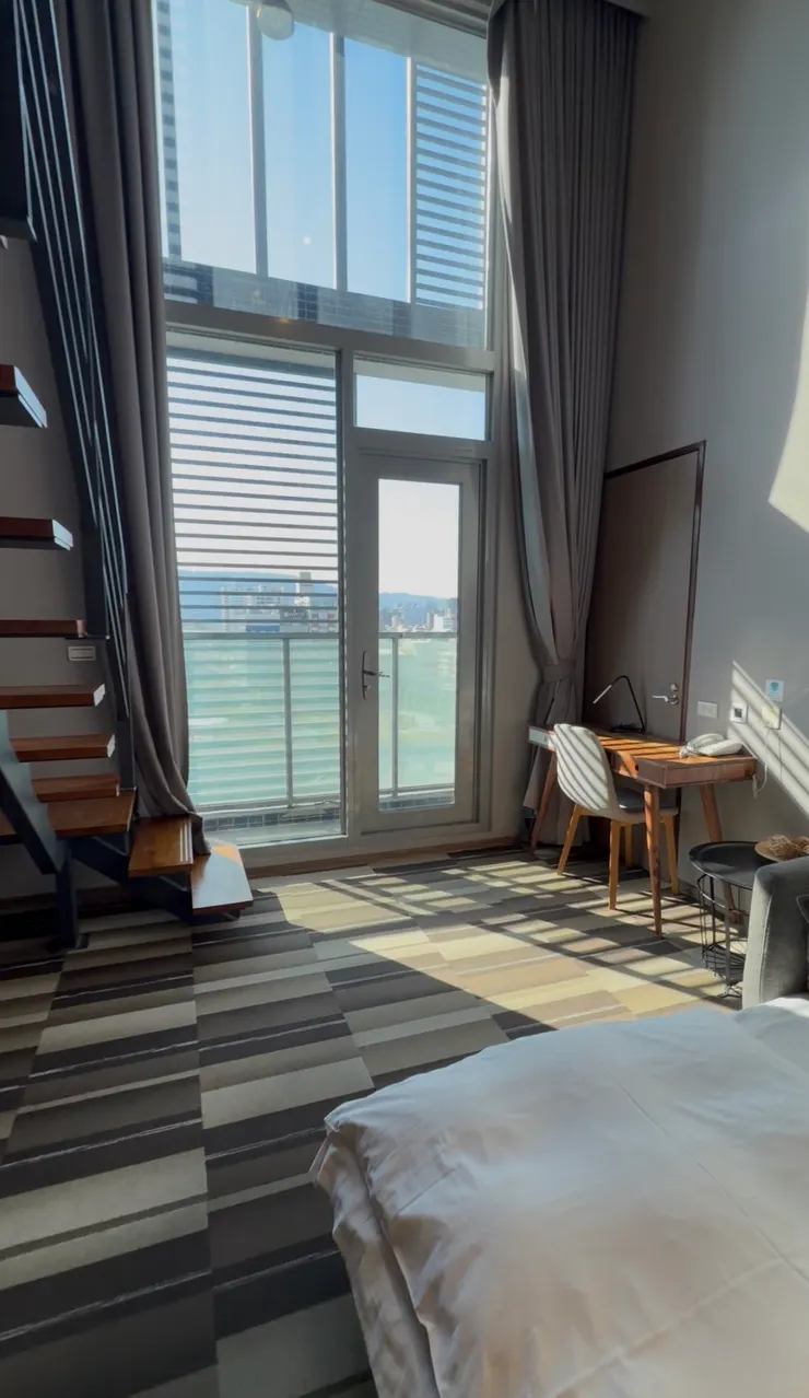 向外看出窗的寬闊似海一般