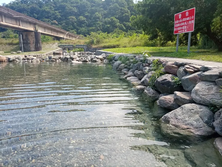 自帶拖鞋；穿著運動鞋可自帶毛巾擦拭腳部