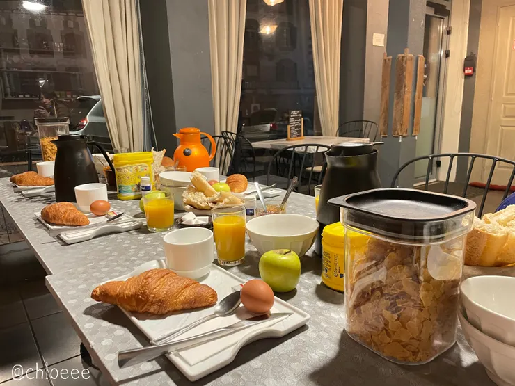 早餐好豐盛喔！外面天都還沒亮！