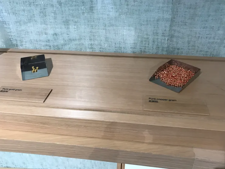 館內流線形那個地方詳細介紹了赤銅的鑄造方法，先從原材料開始，當然有金和銅。