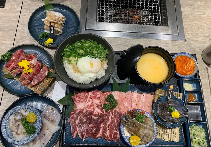 smile盛合套餐含牛小排、松阪豬、烏骨雞腿、牛橫隔膜、北寄貝、鮮蝦、鱸魚，非常澎湃！