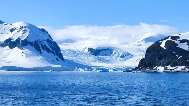 探險船停泊於傑拉許海峽（Gerlache Strait），從艙房陽台即可見到壯麗的雪原及冰山。