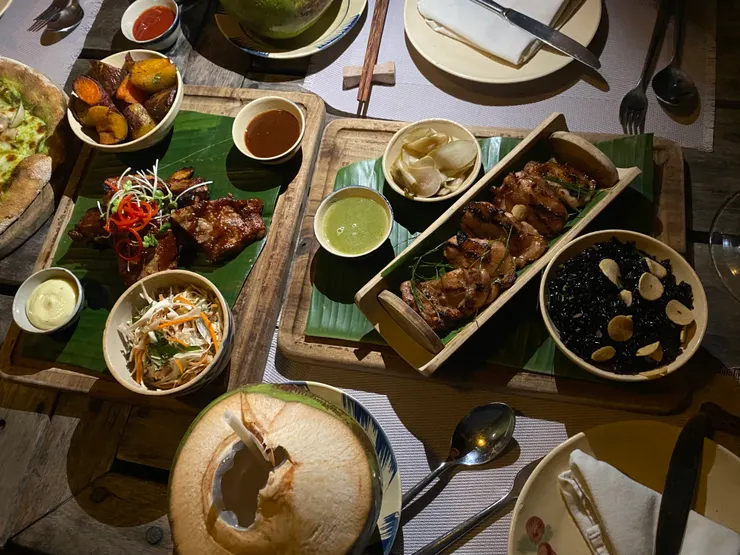 豬肋排與竹閹雞黑糯米飯