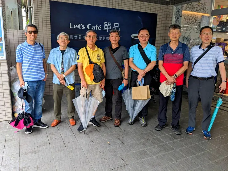 【思樂哥原打算請我們在養生村餐廳吃飯,不料當日被人包場,於是另訂龜山區文化三路的道穎小館。我們早到,餐廳還没開門,先在旁邊的全家聚集,冰冰為7個老同學拍照。】