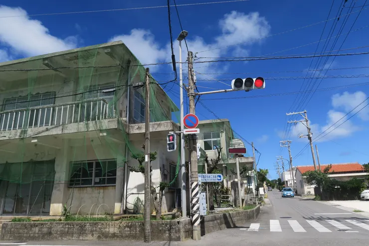 最熱鬧的一條街上，有著與那國島寥寥無幾的紅綠燈