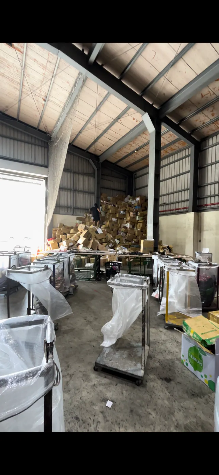 滿滿的包裹和整理物資的區域