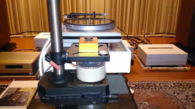 馬達裝入迷你小機箱內，機箱則鎖在鑽床平台上