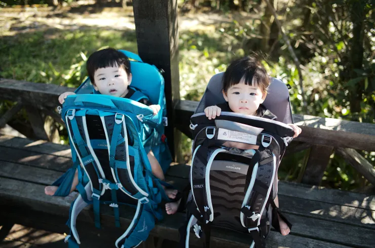 不管走到哪裡，可愛的大咩（左）與小咩（右）都會變成大家的目光焦點。  最常聽到的是從後面趕上老婆的山友會問她： 「欸～帶小孩爬山，好可愛好棒喔！但怎麼沒有叫老公背？」 「謝謝～因為老公身上還有一隻。」 「什麼？雙胞胎？好厲害！！」  對，這就是雙胞胎登山日常，同甘共苦～