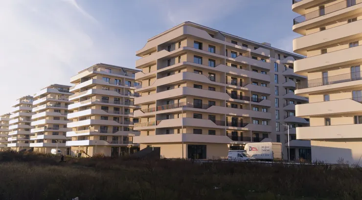 在郊區迅速建造毫無特色的集中式住宅