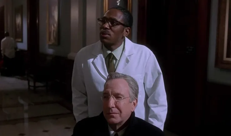 一同看著牆上的肖像畫