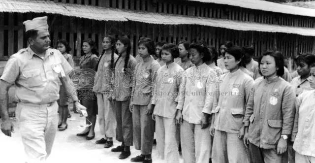 美軍政治顧問參觀綠島，在東西冷戰期間，美國情報單位亦曾參與亞洲各國的反共偵防工作。（圖片：國家記憶資料庫）