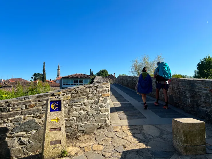 好美的古橋（徒步走1個月的朝聖者通常會把沒有乾的衣服，襪子或毛巾披在背包上用夾子夾著，所以對長期徒步的朝聖者來說夾子也是必備用品哦）