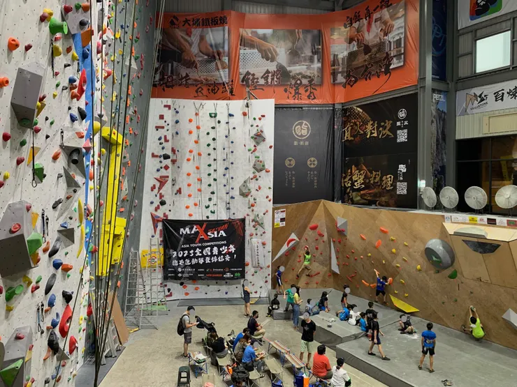 小選手熱身中。