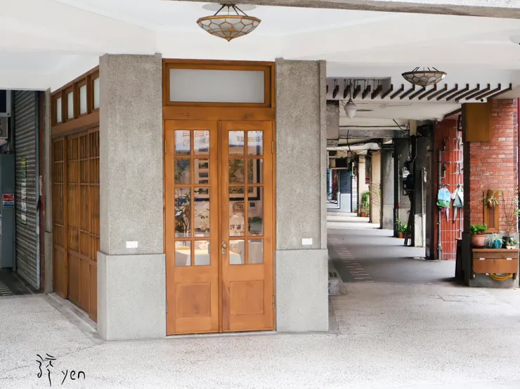 騎樓與一樓回復崁銅條磨石子、白灰牆的面貌