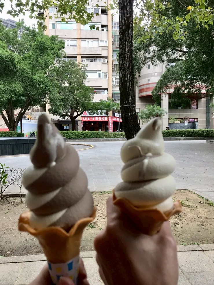 北投公園內吃全家冰淇淋,我們選綜合口味