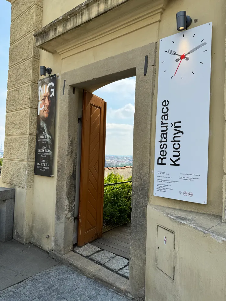 餐廳門口,就在布拉格古堡廣場上