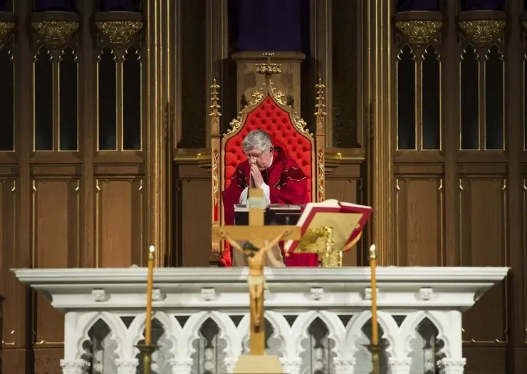 樞機主教 Thomas Collins 於 2020 年 4 月 10 日在多倫多的聖邁克爾大教堂舉行線上的耶穌受難日儀式，背後的椅子正是 cathedra。來源：The Canadian Press/Nathan Denette