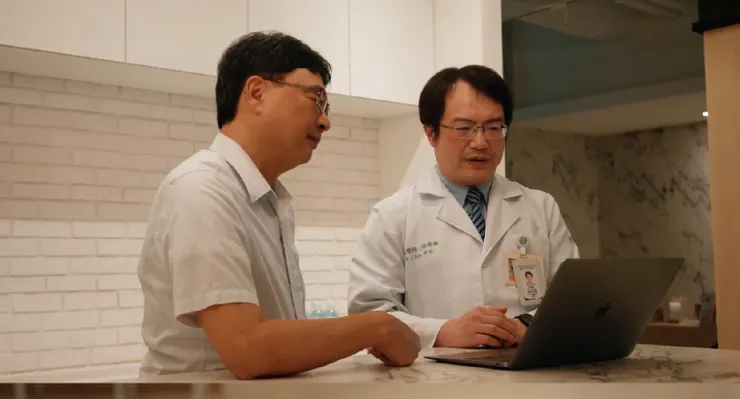 聯新國際醫院數位發展部徐偉倫部長(右)認為導入數位工具的關鍵，是讓員工願意使用