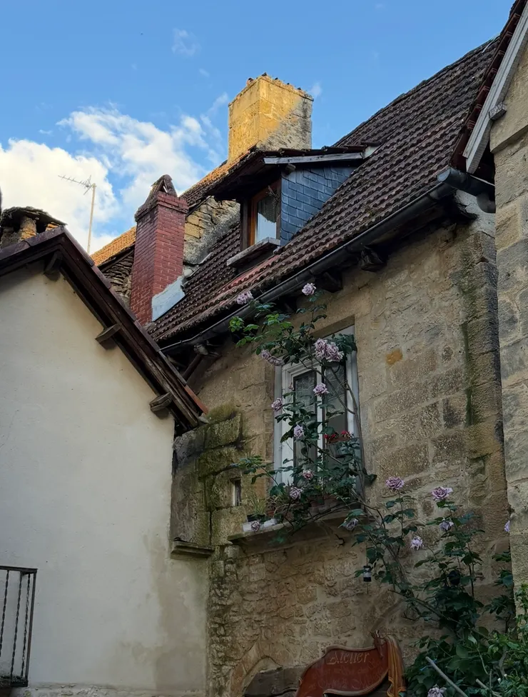 喜歡閣樓上的那扇小窗，感覺童話故事都是這樣開始的