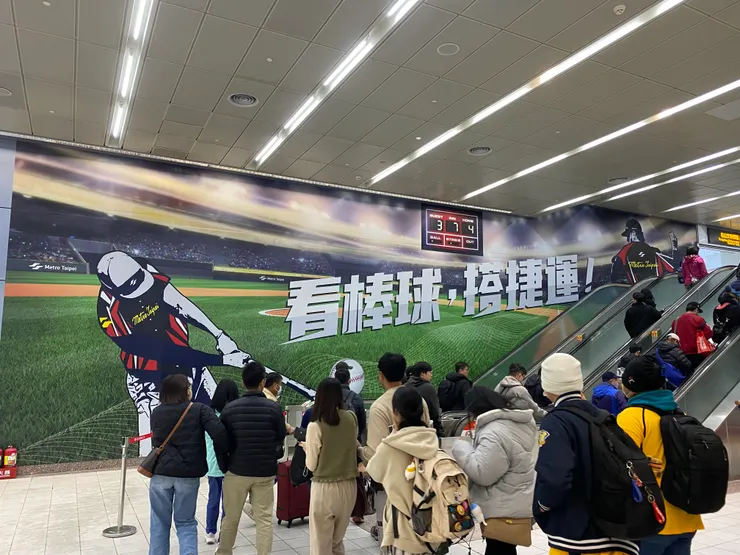 捷運出來手扶梯的大型標標語