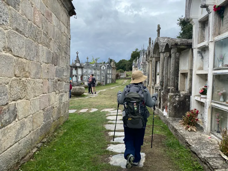 看大家都進墓園參觀我們也跟著進去看看👀只是經過打擾了