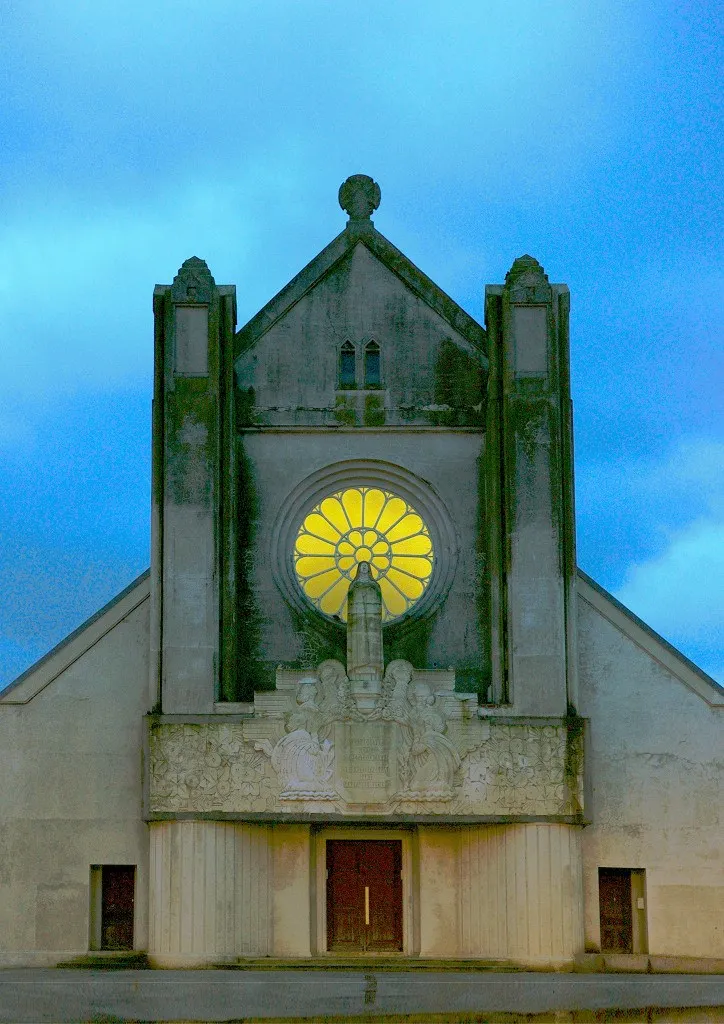 法國聖德蘭教堂，建造於1929年之後就荒置了，直到周善祥買下來，做為藝文表演場所