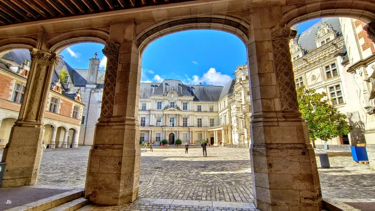 【布盧瓦城堡風格多曾住七王十后 太晚到我們不進門只在週邊張望！在入口柵欄前朝堡內拍個到此一遊照。】