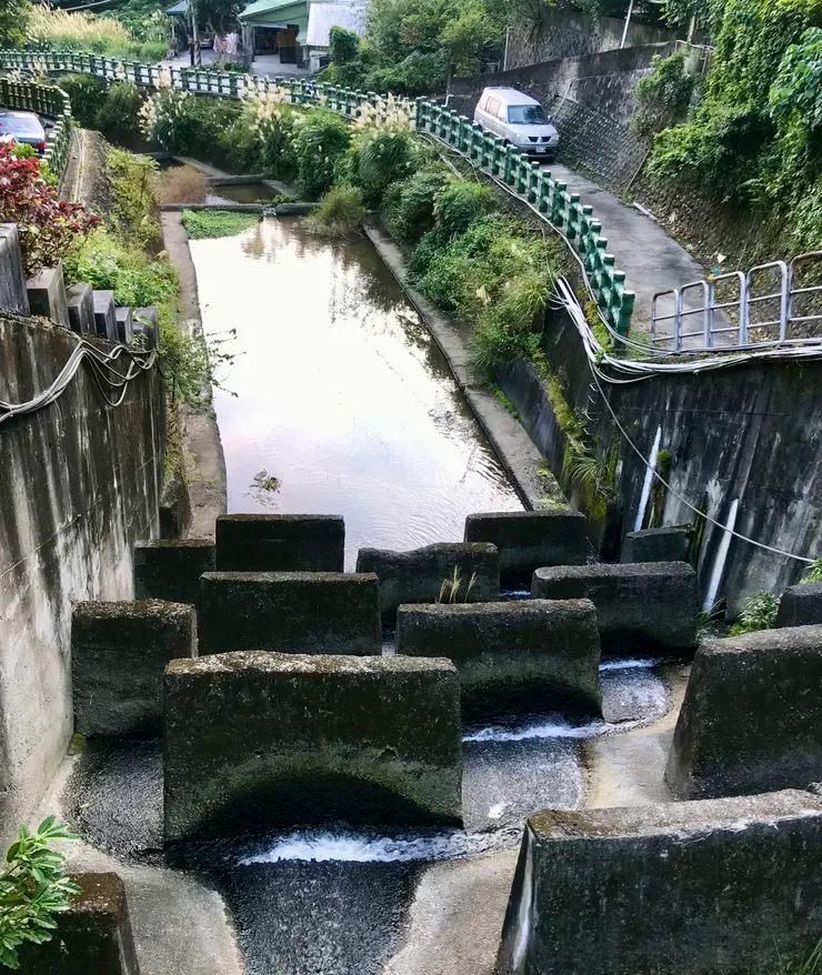 貴子坑溪兩側馬路可停車