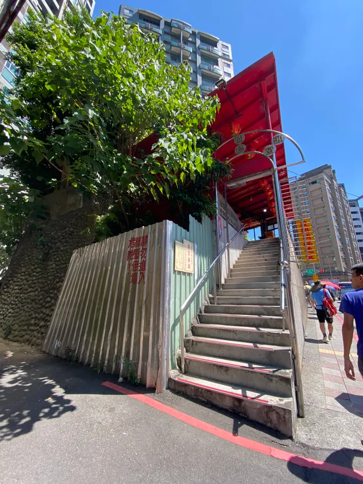 蓋在龜山上的渡船頭福德宮