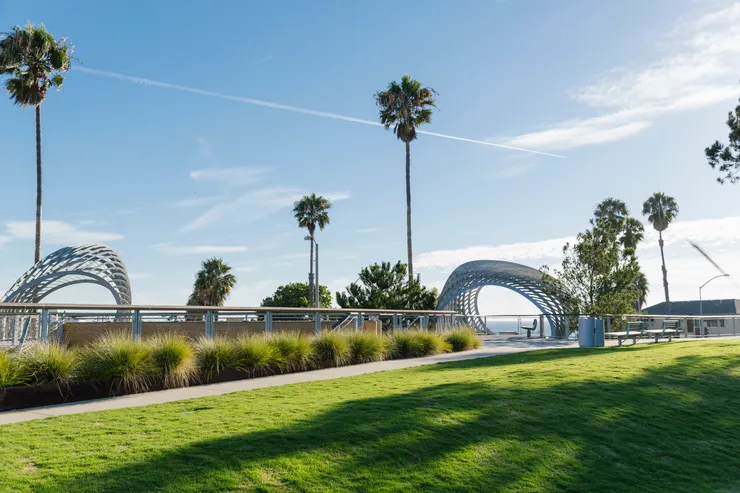 加州聖塔莫尼卡海岸為電影《芭比》取景地之一。圖：美國國家旅遊局／提供。 