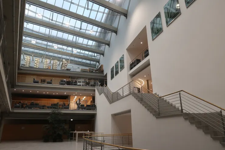 (圖書館入口大廳,此建築設計考量能源需求,可以調節照明)