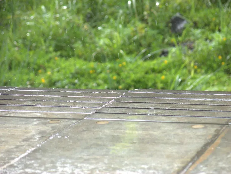 月台上   大雨中