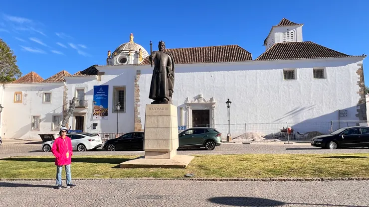 阿方索三世國王的雕像，他在 13 世紀從摩爾人手中征服了法魯市，並將其納入葡萄牙王國的一部分。