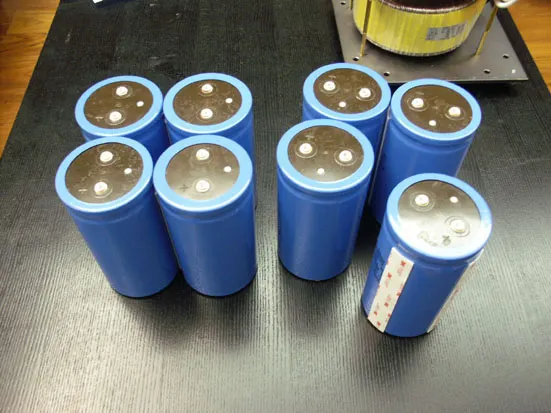 濾波電容以 3M 的雙面膠黏著