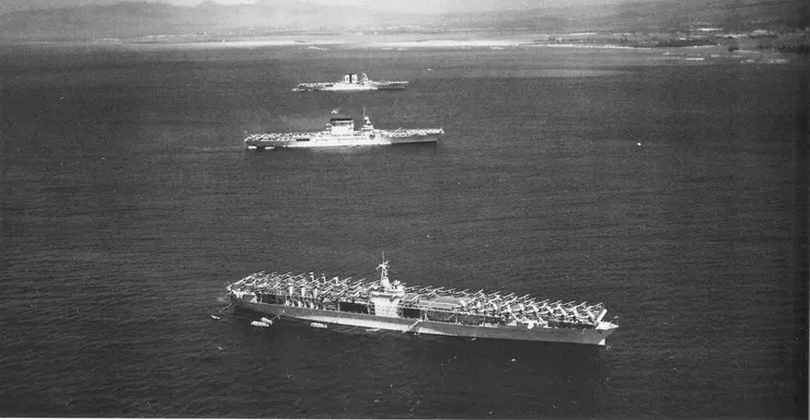 艦隊解難第19號演習中,泊碇在夏威夷檀香山的美國航空母艦,由前景往後分別為遊騎兵號,列星頓號,與薩拉托加號。攝於1938年4月8日